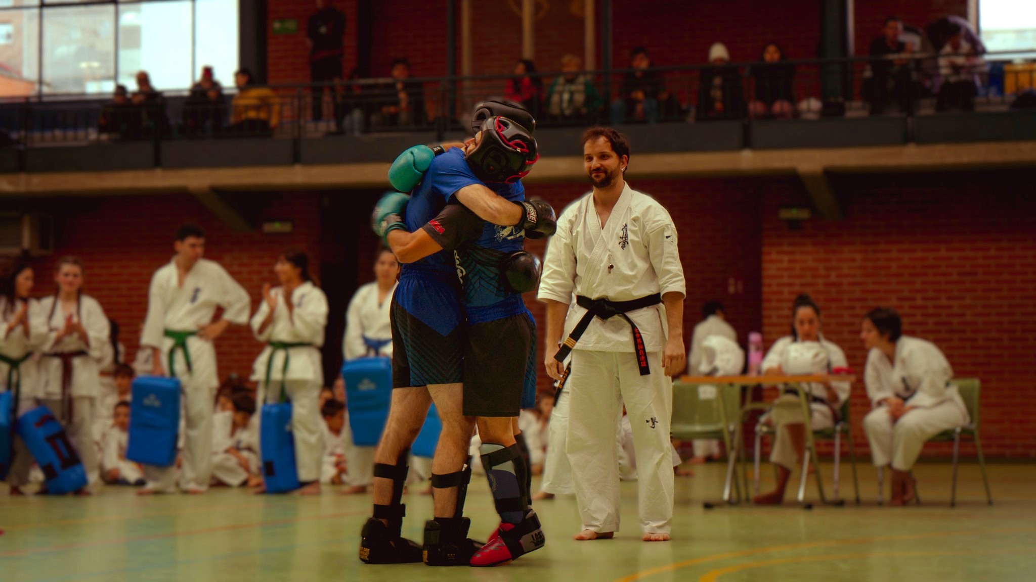 Combate de karate y kickboxing